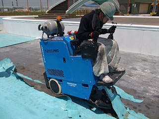 ターミネーター機を使用した防水層の撤去